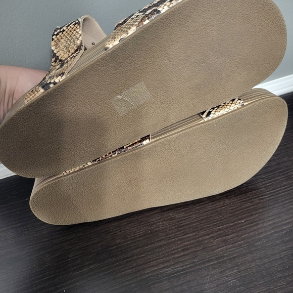 Platform sandal - Picture 2 of 2